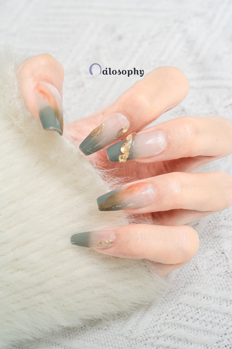 Nailosophy أظافر فاخرة مصنوعة يدويًا باللونين الأزرق الداكن والعنبر مع زينة ذهبية ثلاثية الأبعاد | شكل كوفين - Image 3